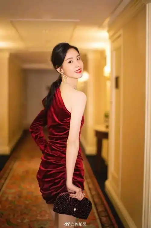 陈都灵穿红色西装外套 黑色皮质短裙,摩登精致,气质好就是任性