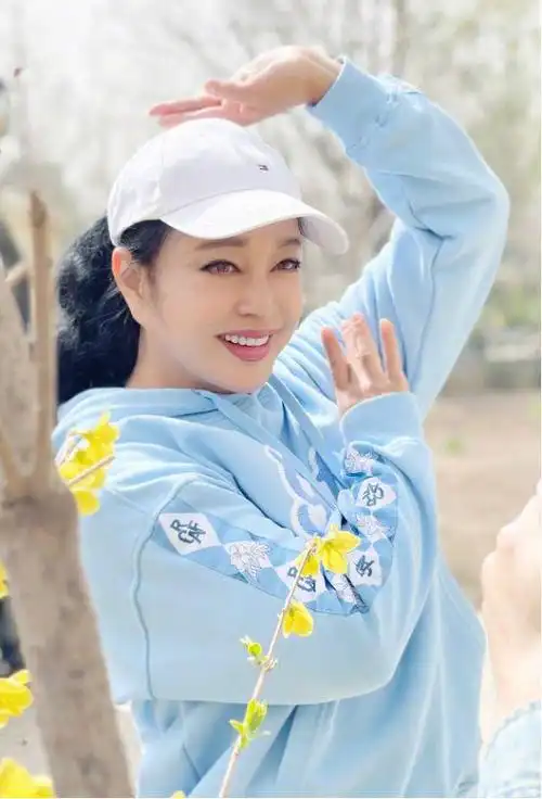 刘晓庆都已经美一辈子了到老了颜值也不差就是耳朵看着有点长