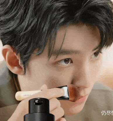 bobbibrown又悄悄在店铺首页分享帅气 代言人王俊凯最新广告视频公开