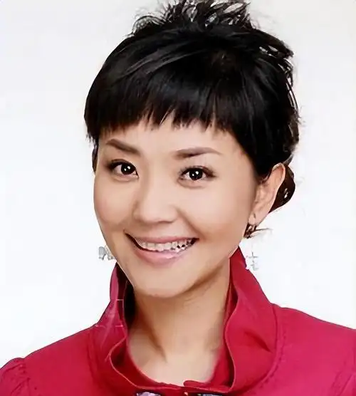 她作为临时工主持央视15年,因未转正离职,后却被高薪重新聘回|方琼