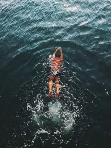 畅快游泳的男人