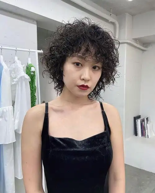 同的烫发出来的效果也是大不一样,比如小卷烫全头,烫完就比较蓬松洋气