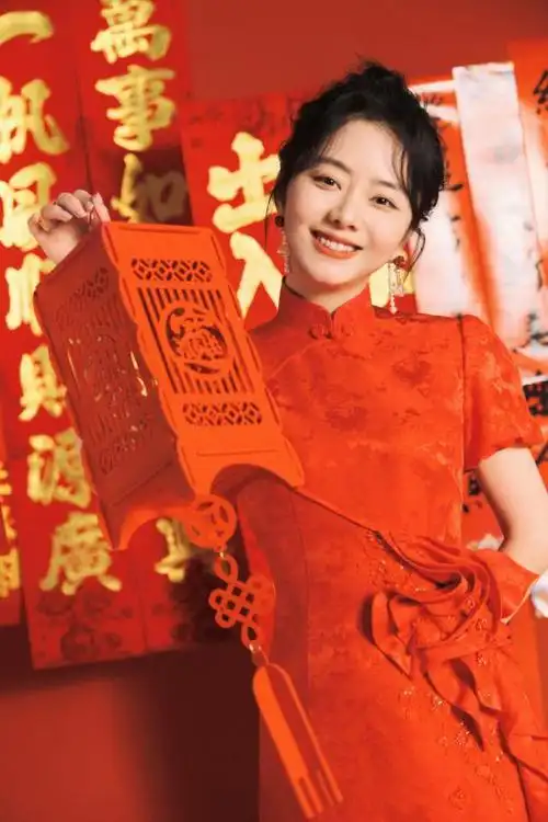 谭松韵晒美照送新春祝福,穿搭喜庆难掩好身材,笑容甜美似初恋