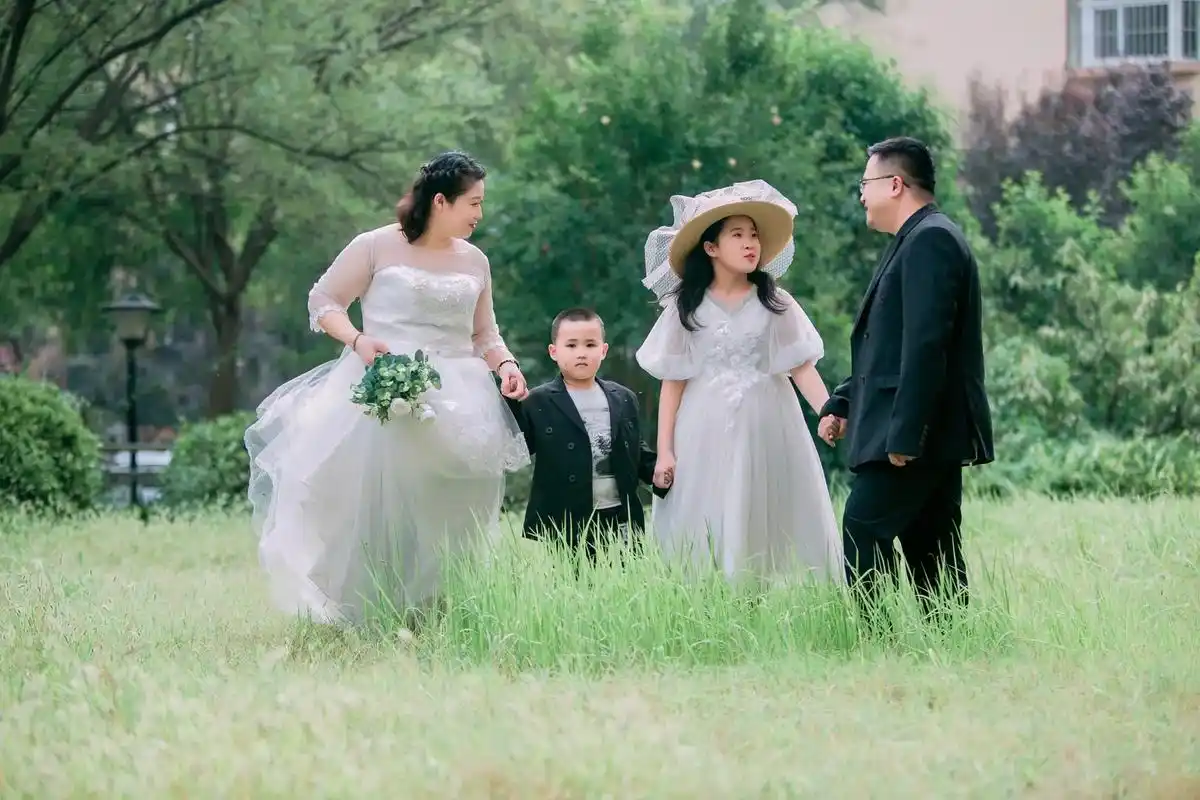 一家四口,咔嚓来张全家幸福,暖暖的小幸福,只有照片能记录这份 - 抖音
