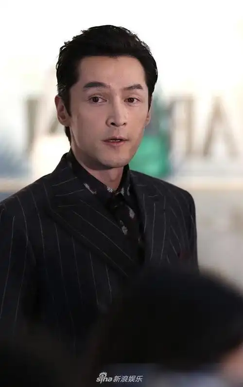 组图:胡歌背头造型亮相眼神迷人 穿条纹西装优雅贵气