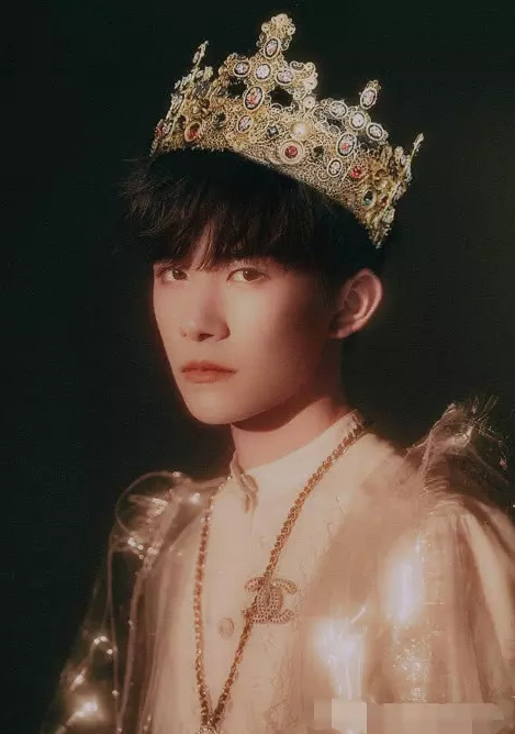 tfboys三小只戴皇冠!千玺霸气,王源呆萌,王俊凯要不要那么帅啊