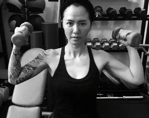 当女星纹上大花臂谭维维霸气范晓萱最个性但都输给了她