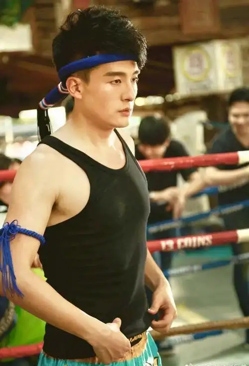 胸肌看得我已经流口水了,身材管理太绝了也,这才是男明星正确的身材