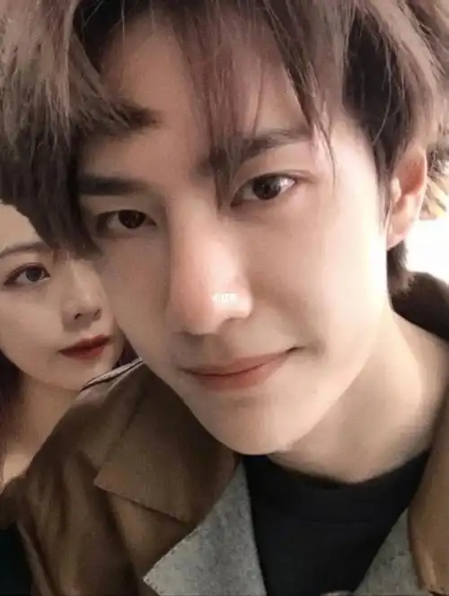 终于有跟王一博的合影了