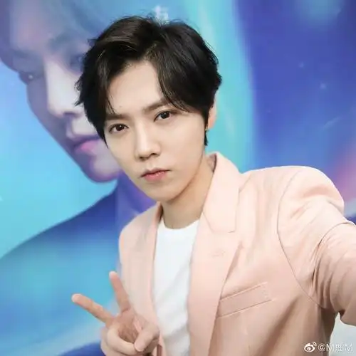 鹿晗身穿绿色西装搭配黄褐色贝雷帽 化身夏日清新少年!