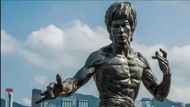 功夫巨星李小龙为什么能够成为传奇?来看看他的劲爆时刻