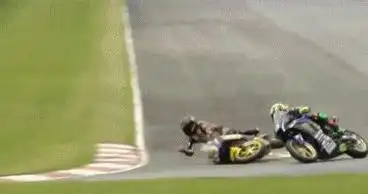 王一博摔车!驾驶赛车直接冲出跑道,幸好人没事,祝一路平安