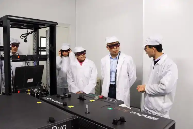 轩福贞一行参观超净实验室