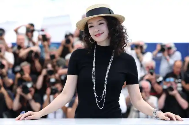 章子怡在戛纳电影节《酱园弄》photocall 现场.