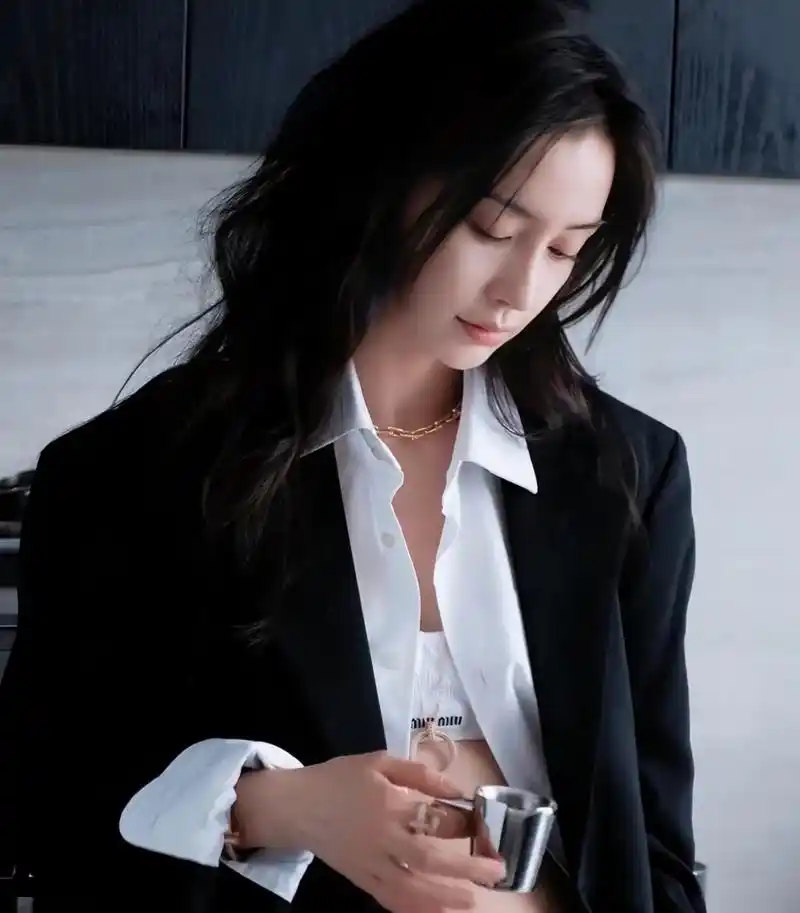 杨颖黑色西服造型#娱乐大赏# #娱乐明星# #明星穿搭