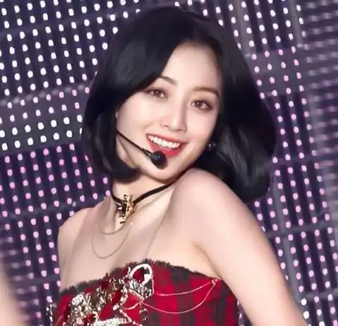 左姜丹尼尔,右尹成彬)姜丹尼尔好歹还有《produce 101》第二季c位的高