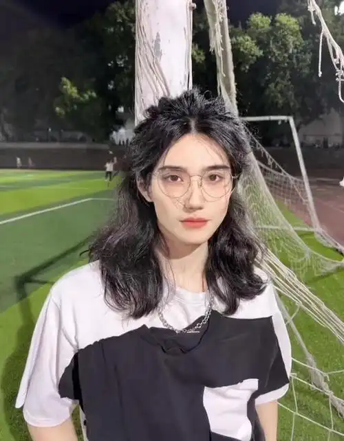 安徽高校男生晒毕业证件照火了长发飘飘很漂亮让人雌雄难辨