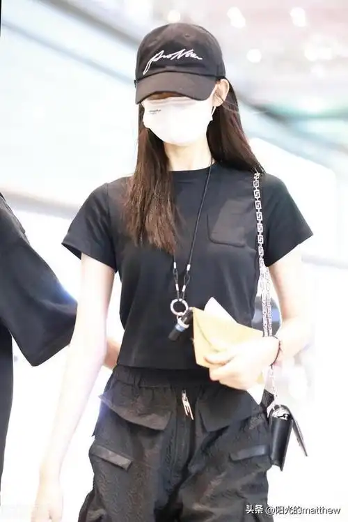 张艺凡现身北京机场allblack造型酷飒有型