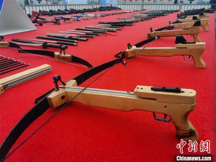 警方收缴的弩等管制器具.刘鹏 摄警方收缴的非法枪支.