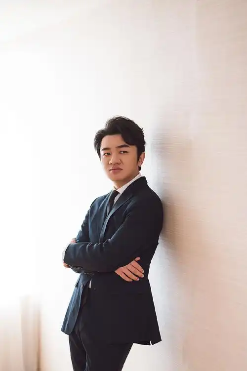 王祖蓝蓝色西装沉稳大气写真