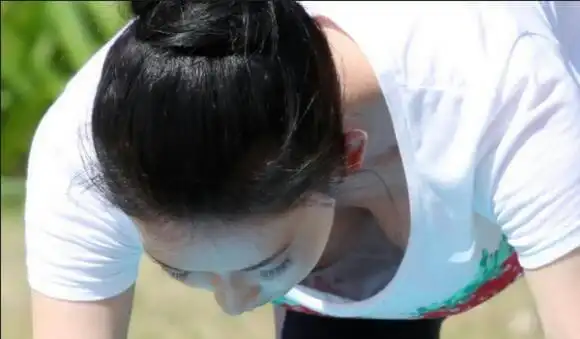 喷鼻血啦志玲姊姊做瑜珈动作太大一个弯腰c奶小草莓见客