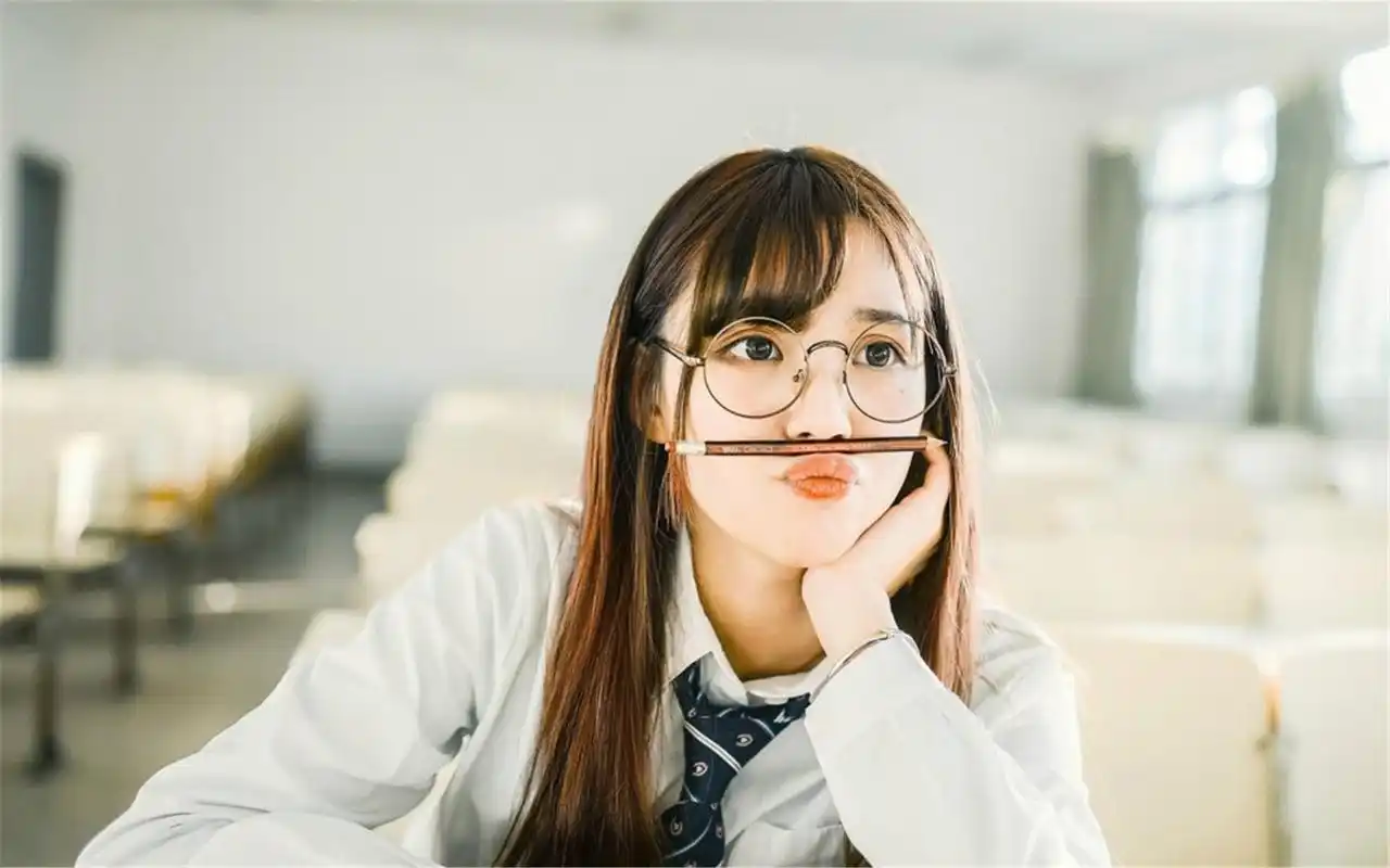 带眼镜的长发学生妹唯美写真电脑壁纸图片