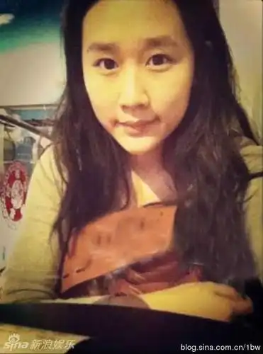 刀郎与杨娜结婚后,杨娜为刀郎生下一个女儿,就是照片中的罗添.