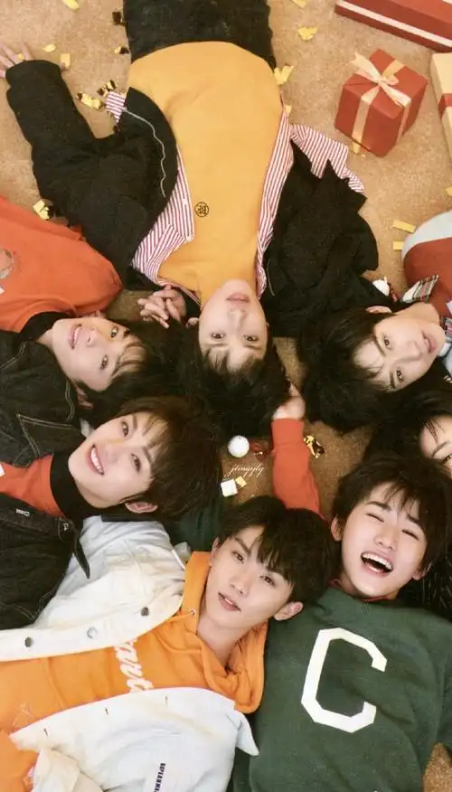 小贺:"咳咳(矫揉造作的咳嗽两声)很开心今天来主持tnt时代少年团的