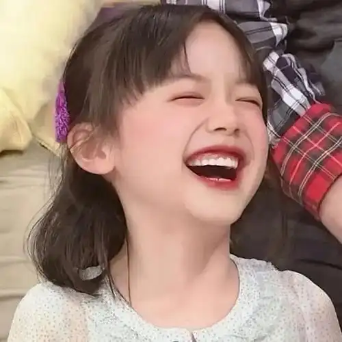 有没有那种笑得很开心或者看起来就很开心开心到模糊最好的头像