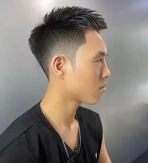 帅气男生短发发型推荐(三款干练的男生短发图片)