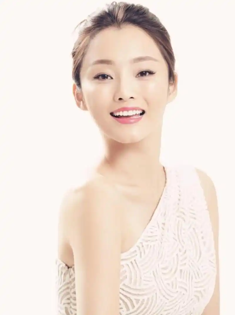 刘芊含,生于广西,十年来一直在三国跑龙套,17版《射雕》包惜弱