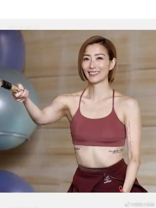 郑秀文50岁状态好绝#这身材 这气质 这状态 秀文姐确定已经五十岁了