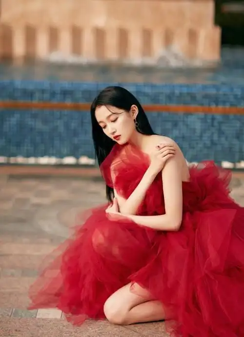 22岁关晓彤穿的真成熟!