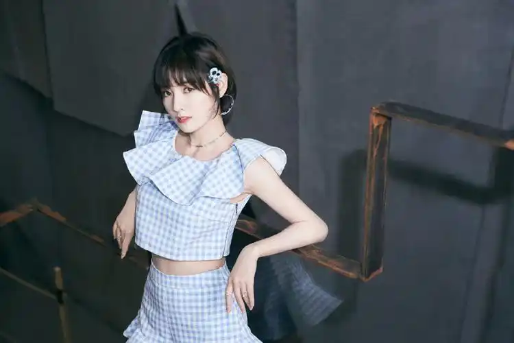 分享一组硬糖少女303图片给大家,图中的明星图片壁纸会点缀你的电脑