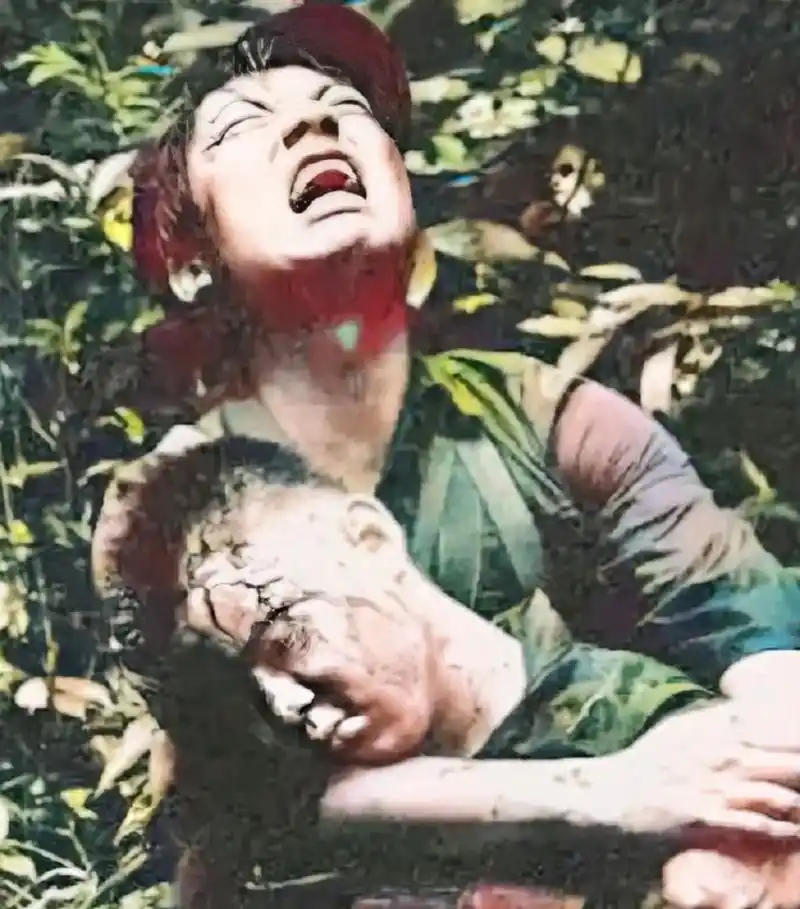 1987年老山前线,一位战友怀里搂着一位牺牲的战士,看着让人泪目