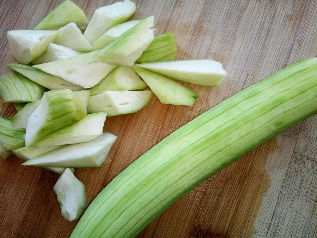 丝瓜去皮切小段