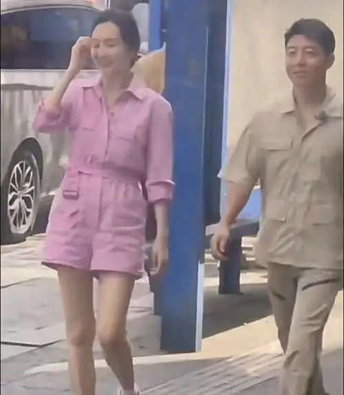 王鸥撒贝宁合体录综艺,路透照曝光引热议,王鸥穿着清凉近状超好_腾讯