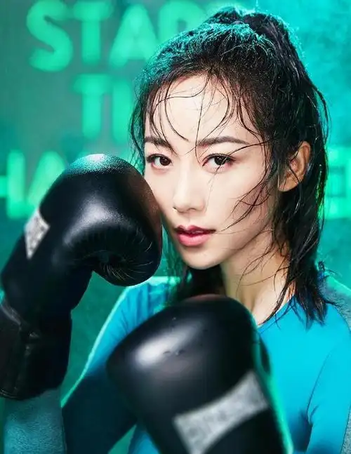 韩雪身穿紧身运动装,腹部马甲线十分吸睛,凸显出紧致有型的身材.