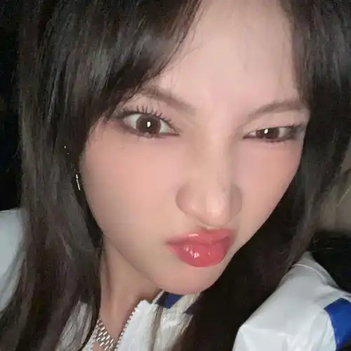 孟佳自拍 天然的松弛感