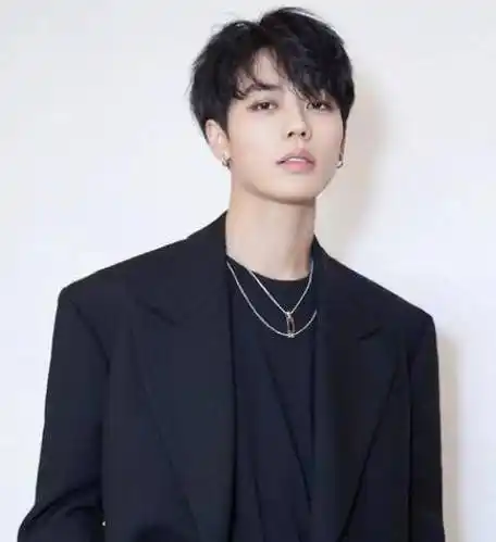 赵露思开玩笑说自己153,看到一张她和林彦俊的照片.网友:开个玩笑.