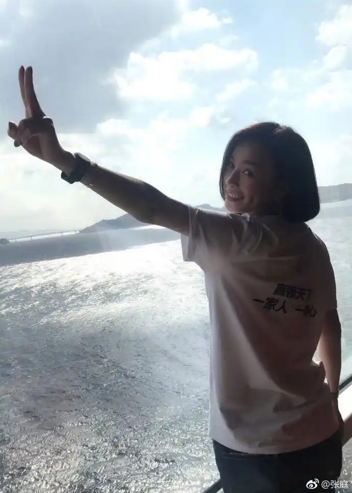 张庭蓝天大海边微笑自信温柔 对镜比v心情大好