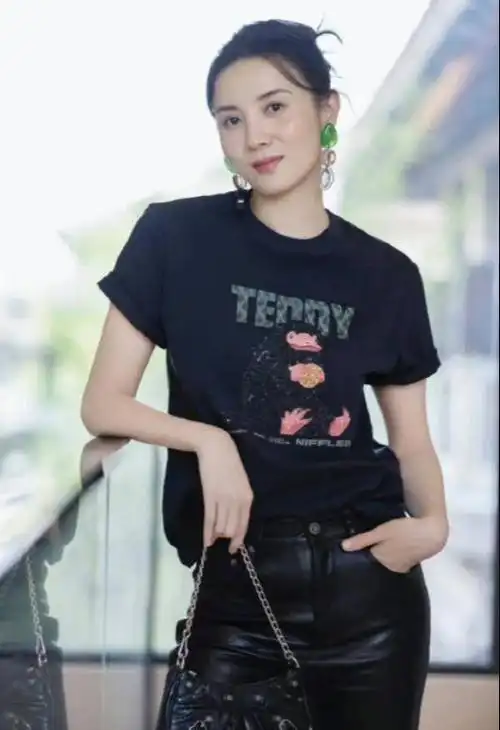 宋佳为了美真舍得"破费"!脚踩一双万元鞋,两万包包随手挂椅子