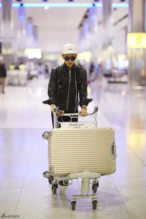 黄子韬机场街拍