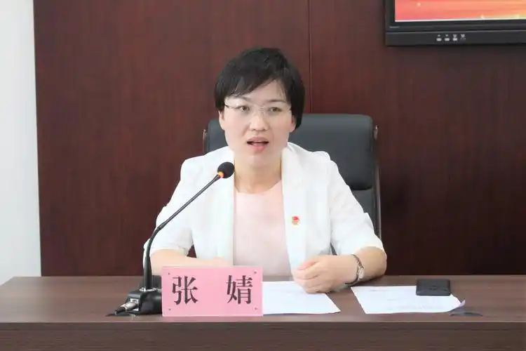 县教育局党委副书记王荣娟宣读2019-2020年度陕西省和富平县大学生