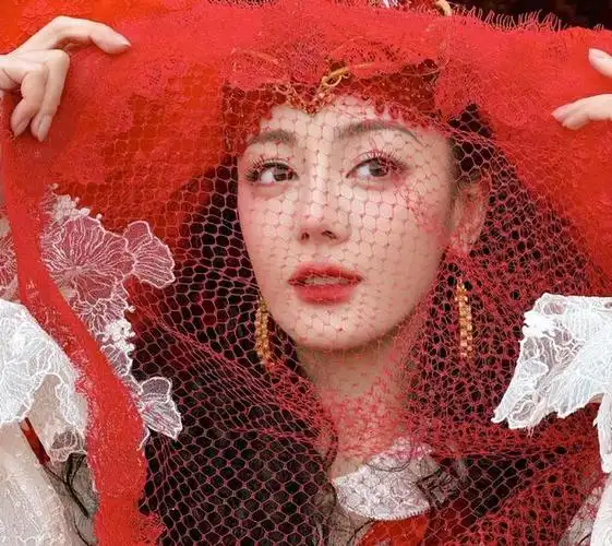 迪丽热巴春晚表现抢眼人民网大力赞扬全球播放量领先一众明星