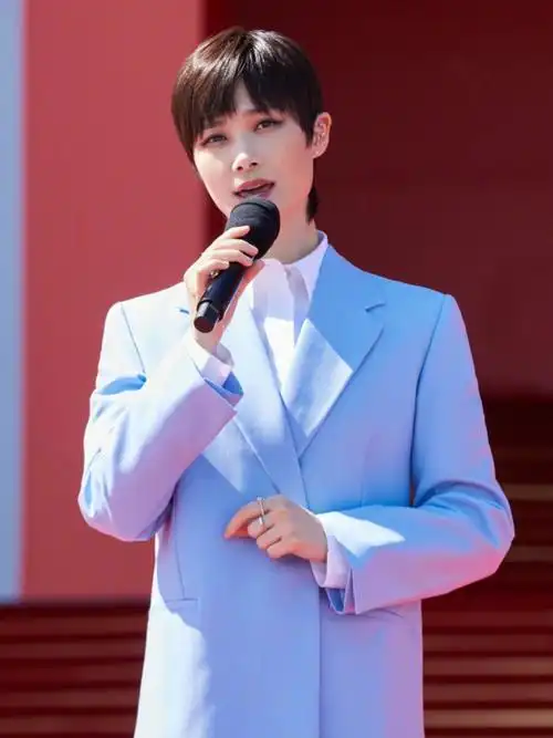 李宇春央视五一晚会全新造型清新优雅大方