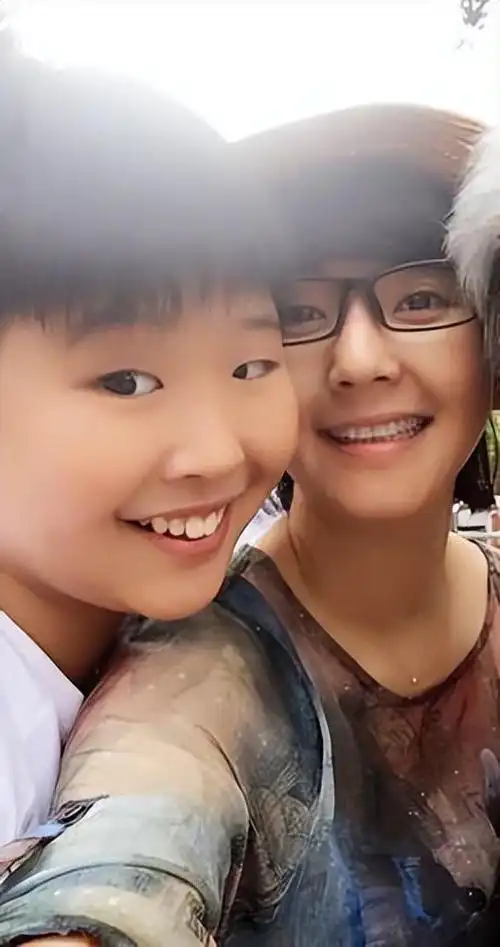 回顾主持人方琼嫁大8岁领导为闪婚大丈夫生儿子活成人生赢家