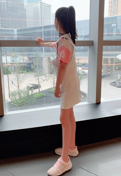 "童模"裴佳欣才10岁,穿背带裙就能凹出"天使胯",给跪了!