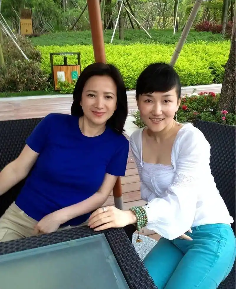 何晴虽是中年人身材但穿紧身衬衫长裙不露半分却很高级性感