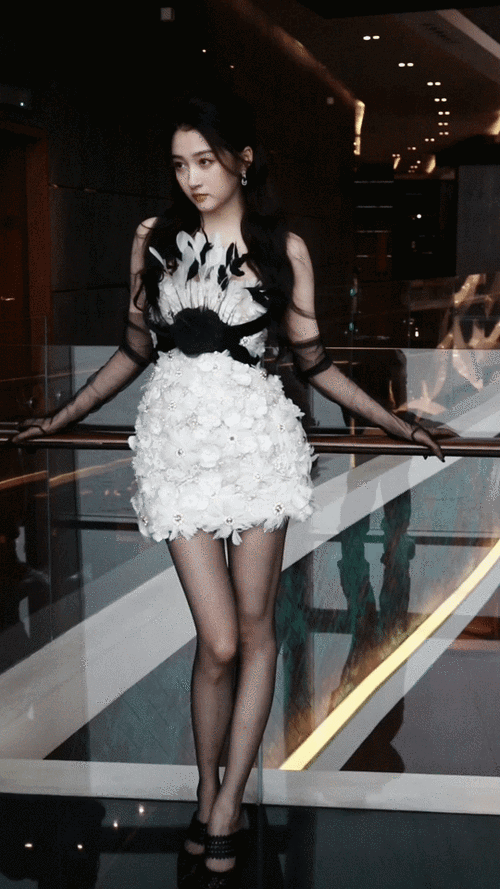 关晓彤是懂秀腿的##关晓彤纯白玫瑰短裙